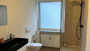 Quiet Family Apartment - 10 min to Center & Oktoberfest - Free Parking - Balcony - near Nymphenburg Palace & Botanical garden - Photo 3, Shower