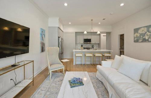 Seabreeze Haven 6 - Steps to Beach, Pet-Friendly, Pool, Fast WiFi - Photo 11