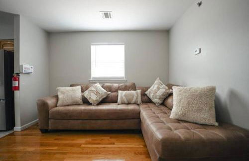 Newark Liberty Brick House - Private Bedroom 1 - Foto 40