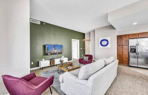 14th Floor Lux Downtown Condo w/ LAKE VIEWS & Gym - Photo 12