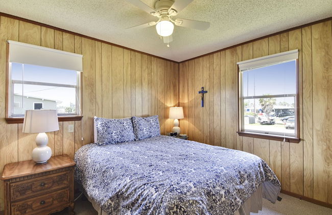 Harry's Hideaway - Photo 2