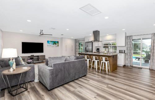 Modern Home, Heated Pool, Close to Beaches! - Foto 28