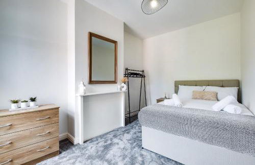 Solace Nights - Large Modern House - 4 Bedrooms - Near M6 & Spaghetti Junction - Fast WiFi - Netflix - Photo 26