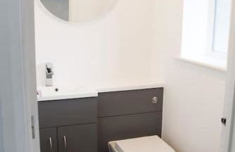 Spacious 2 Bedroom Home Next To Queen Victoria Hospital - Photo 15