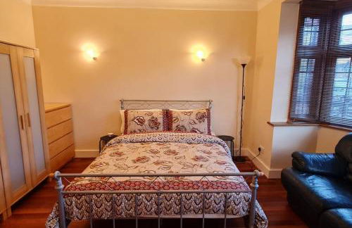 Luxury London House Sleeps x 16, Free Parking, Free Wifi, Garden Patio, Close to tube line easy access to Central London - Foto 30