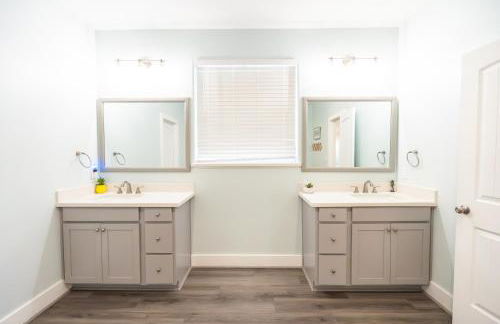 Noisywaves - Beachfront Paradise with Hot Tub, Yard, and Game Room - Foto 27