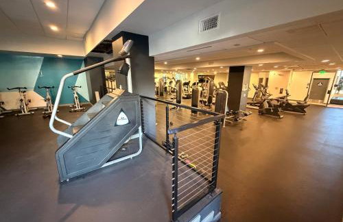 Hollywood Studio with Pool, Parking, Gym & Sign View - Foto 36