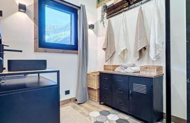 Modern 2BR Apt with Mountain Views & Private Parking - Foto 4