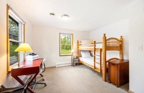 Yorita Manor - Lake Front Getaway! Dogs, Fire Pit & Deck - Photo 6