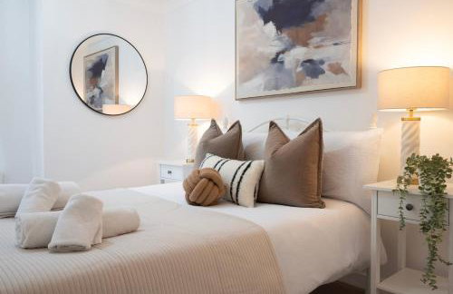 Charming 3BR Cottage Sleeps 8 - 15 Mins to Centre - Foto 1