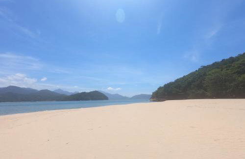 APTO PERTINHO DA PRAIA Internet 500mb e 3 Tvs 2 Quartos TV a cabo Estacionamento Tudo Perto - Foto 53