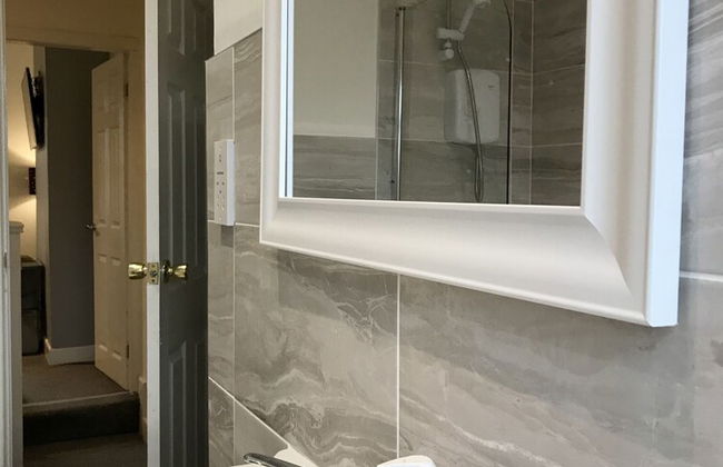 Stylish 3 Bedroom House Only 5 Mins From M6/m58 - Photo 14