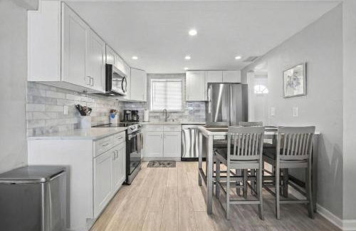 Polished oceanfront condo with pool access, private balcony & washer/dryer - Foto 19