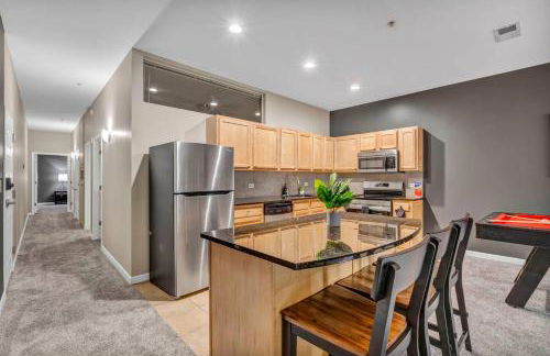 HUGE Luxe Downtown Flat: Pool Table & Parking - Foto 29