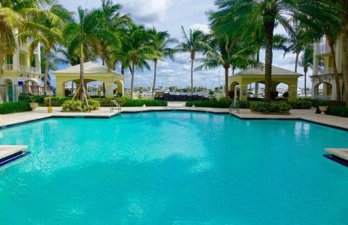 Luxurious, family-friendly 3BR condo on the water - Foto 18