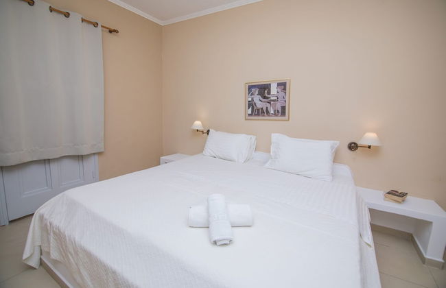 Niriides Hotel & Apartments - Photo 9