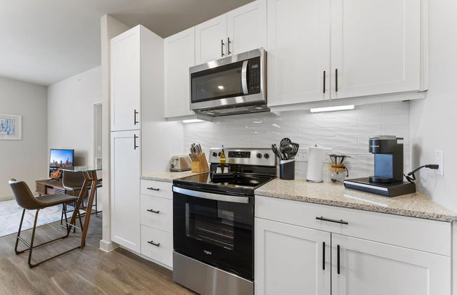 Prime Soco Quaint 1BR King Suite w Pool Parking - Photo 11