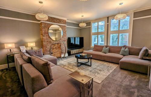 Robert Bolt House, Free Parking, 1 Minute to Metrolink - Photo 1