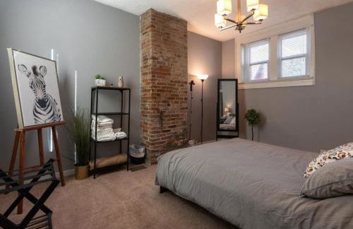 Cozy Apt in Walkable Area Downtown with Parking - Foto 12