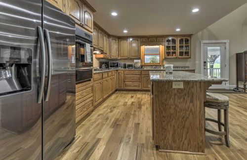 Remodeled Pittsboro Farmhouse Sitting on 220 Acres - Foto 9