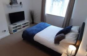 Free Parking Spacious Home - Photo 42