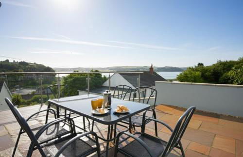 Lloret, Contemporary Retreat with Hot Tub & Waterside Views - Photo 2