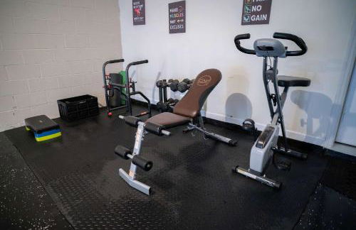 Newark Gem Pearl 3BR, 2BA - Sleeps 10 - Walk to Prudential Center and Newark Penn Station, Near EWR and American Dream Mall, includes WiFi - Laundry - Backyard - Gym - Foto 12