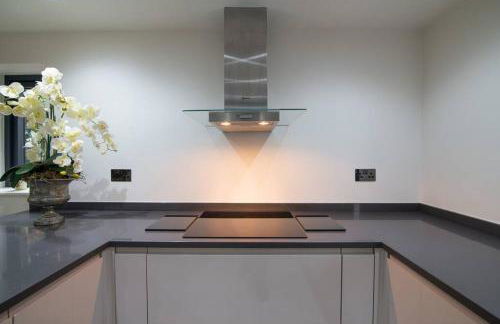 Luxury Coach house next to woodland in Knutsford - Photo 47