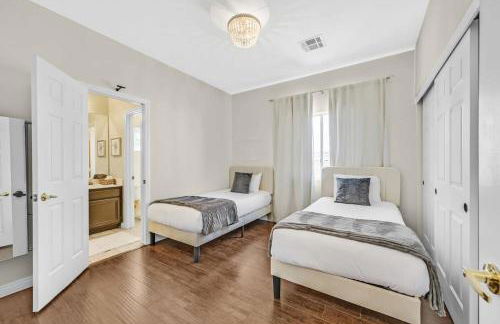 Stunning 4BR Getaway w Pool, Hot Tub, & Firepit - Foto 17