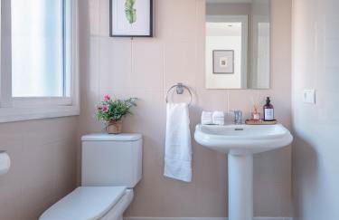 Family Fairways I Spacious 4-Bedroom Townhouse Near Beach & Golf, Estepona - Photo 32