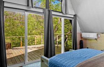 Creekside A-Frame Retreat with Treehouse Views, Hammock Lounge & Indoor-Outdoor Shower in New Port, Tennessee - Foto 7