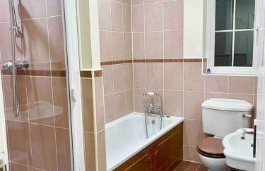 Luxurious Executive 5 Bedroom Whole Home - For 10 - Foto 9