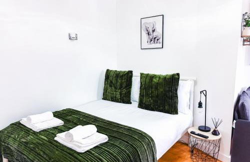 Chic Studio, Free parking, Sleeps 2 - Foto 50