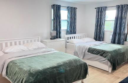 Two Story Pool home - walk to beach - Foto 12