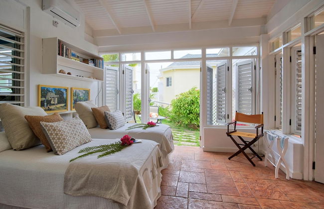 Dreamin Villa - 3 B R Beachfront w Staff - Photo 1