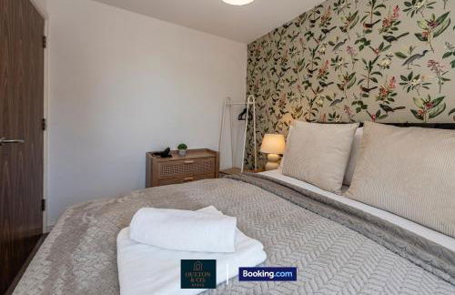 Luxury Retreat For 10 Short Lets & Serviced Accommodation Manchester with Hot Tub and Spacious Garden - Foto 23