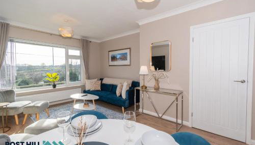 Large 4BR - Ideal Long Stays - Parking - Fast WiFi - Foto 2