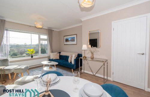 Large 4BR - Ideal Long Stays - Parking - Fast WiFi - Foto 2