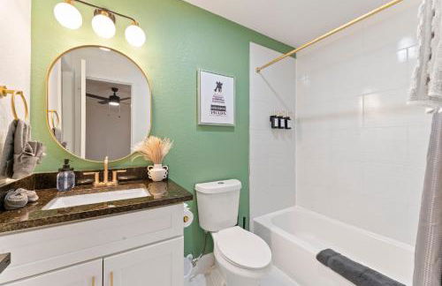 NRG MedCenter Luxe 4BD Home w FencedYard WasherDryer Pet Friendly - Foto 8