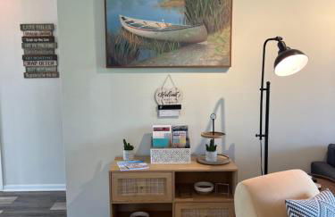 Newly Updated Modern, Spacious, and Cozy Condo- Right on the Lake! - Foto 19