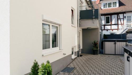 7SCHWABEN - 7 vollausgestattete Wohnungen unter einem Dach mitten in Bad Urach - Küche - Bad - WLAN - Waschmaschine - kostenloses Parken - E-Bike-Garage mit Ladestation - Altstadt, Bus, Bahn, E-Ladestation unter 5 Min - barrierefrei - rollstuhlgerecht - Foto 2