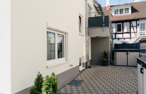 7SCHWABEN - 7 vollausgestattete Wohnungen unter einem Dach mitten in Bad Urach - Küche - Bad - WLAN - Waschmaschine - kostenloses Parken - E-Bike-Garage mit Ladestation - Altstadt, Bus, Bahn, E-Ladestation unter 5 Min - barrierefrei - rollstuhlgerecht - Foto 2