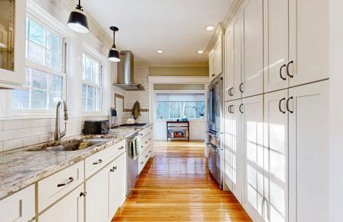 Walk to Transit and Eats! Urban Oasis in Newton - Foto 10