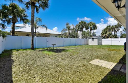 Beachside snowbird escape with fenced yard & washer/dryer - walk to beach access - Foto 33