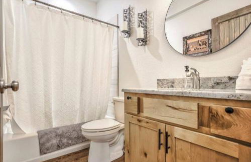 Rustic cabin charm w/ hot tub, arcade basketball - Foto 34