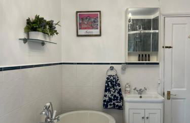 The Lily Pad - Boutique Townhouse, a short walk to Town Center and Racecourse - Photo 24