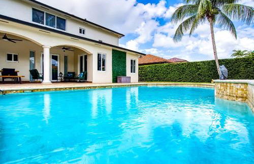 Luxury Tropical Living , 4BR w Backyard Pool Oasis - Foto 43