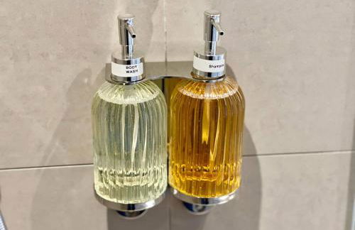 Luxury King-Bed EnSuite with Quiet Private Patio - Foto 23