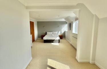 Stunning 7 Bedroom Escape Near New Forest and Beach - Large Garden - Serene Setting - Sleeps 14 - Foto 32