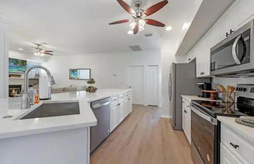 Paradise Escape Luxury Pool w/Game Room King Bed - Foto 9